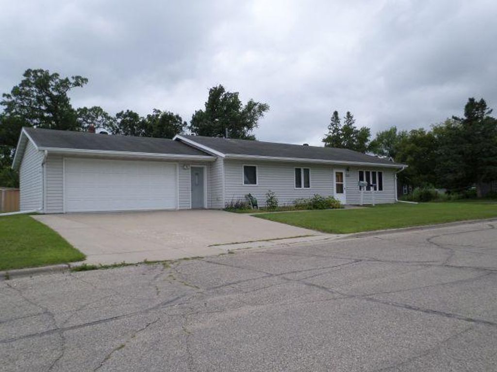 202 Kendall Avenue S, Thief River Falls, MN 56701