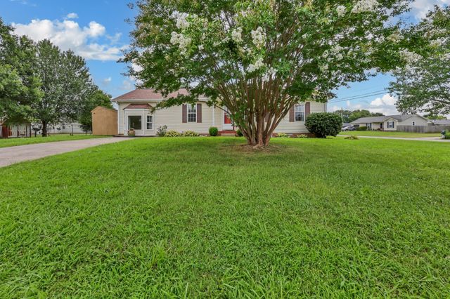 3200 N Senseney Cir, Clarksville, TN 37042