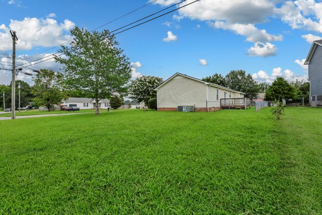 3200 N Senseney Cir, Clarksville, TN 37042