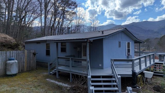 240 Ruby Lake Drive N, Hiawassee, GA 30546