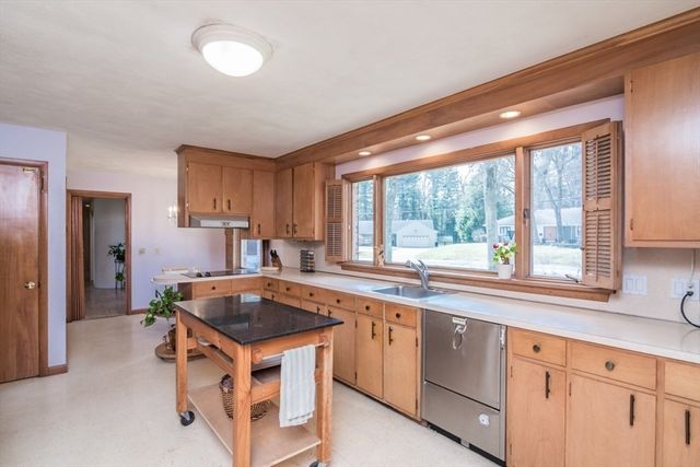 127 Magnolia Circle, Longmeadow, MA 01106