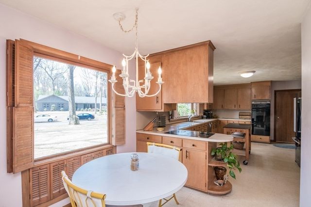 127 Magnolia Circle, Longmeadow, MA 01106