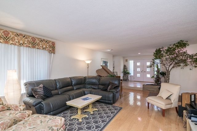 127 Magnolia Circle, Longmeadow, MA 01106
