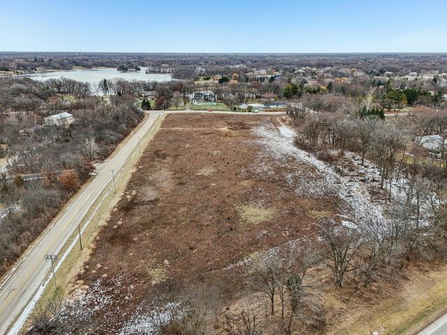 21707 W Lakeview Parkway, Mundelein, IL 60060