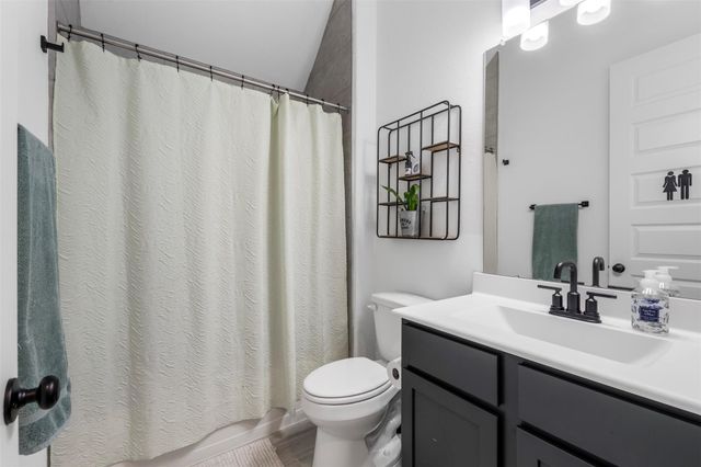 13606 Sacred Oaks Drive, Mont Belvieu, TX 77535