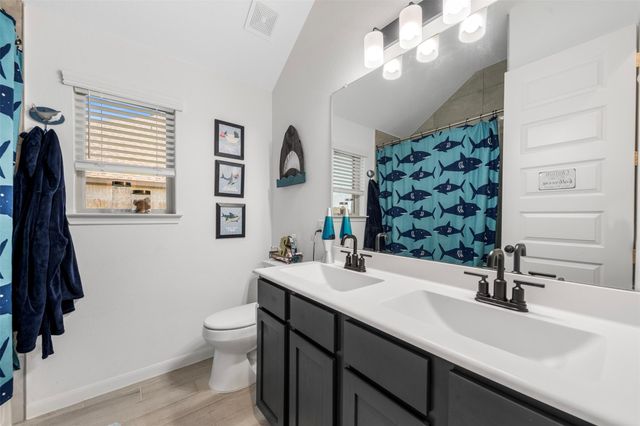 13606 Sacred Oaks Drive, Mont Belvieu, TX 77535