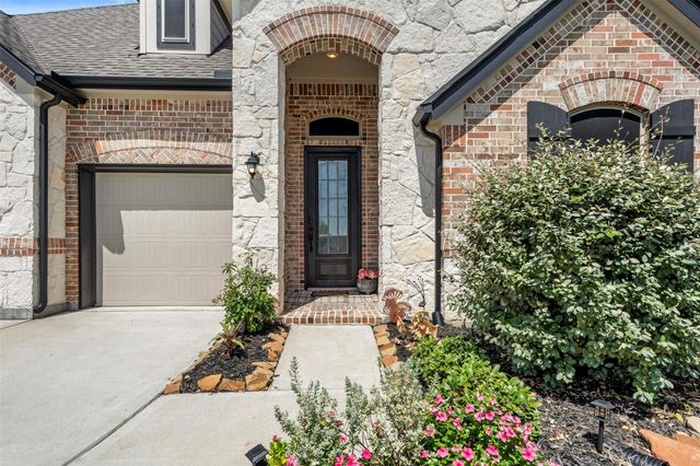 13606 Sacred Oaks Drive, Mont Belvieu, TX 77535