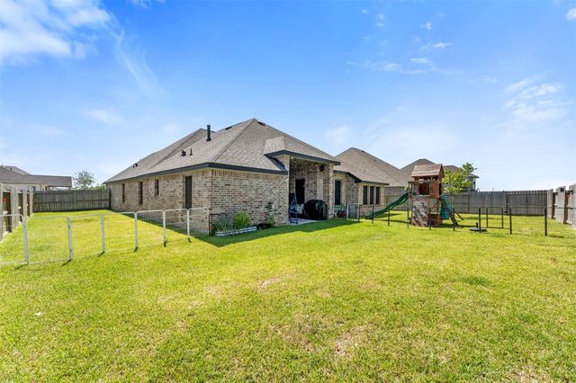 13606 Sacred Oaks Drive, Mont Belvieu, TX 77535