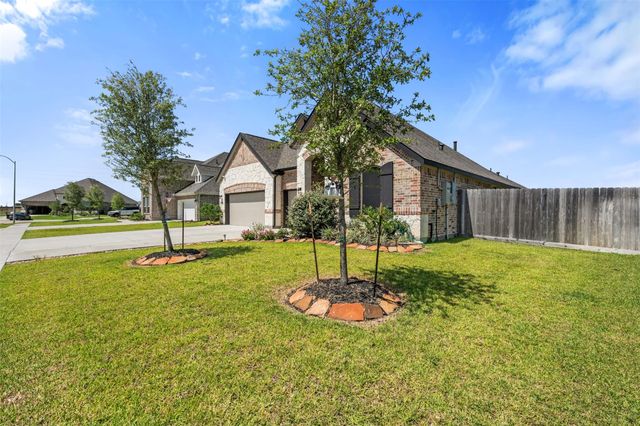 13606 Sacred Oaks Drive, Mont Belvieu, TX 77535