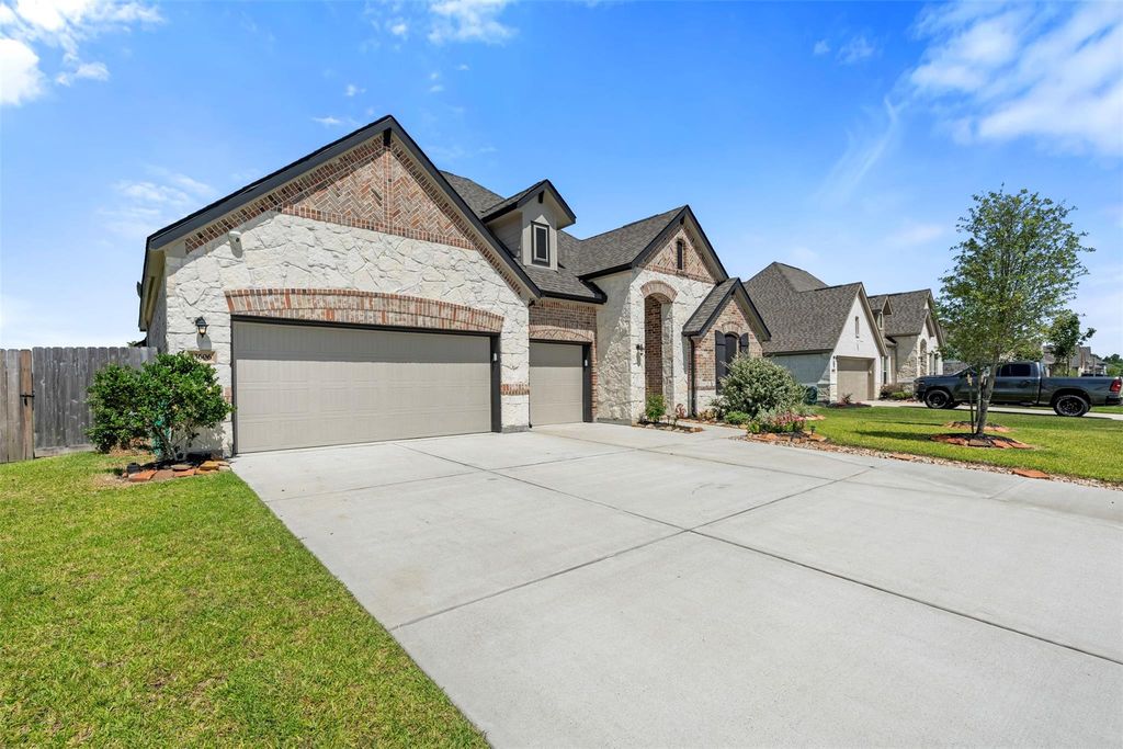 13606 Sacred Oaks Drive, Mont Belvieu, TX 77535