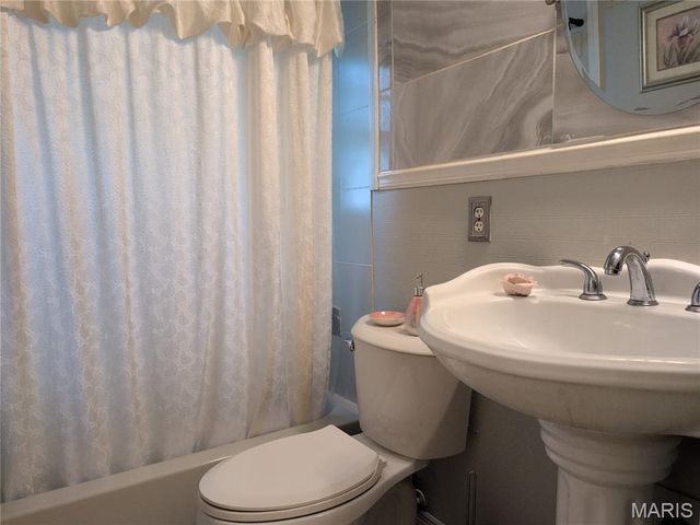 25 Godfrey Lane, Ferguson, MO 63135