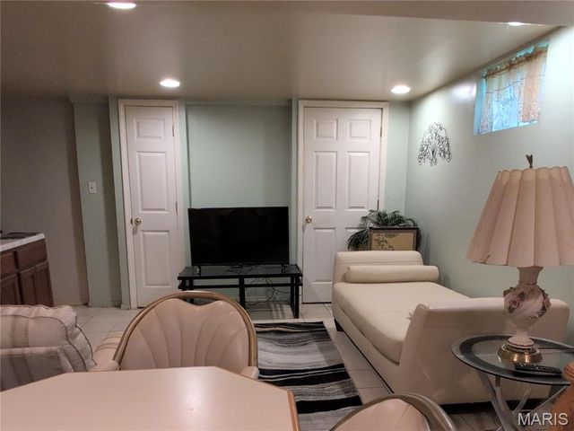 25 Godfrey Lane, Ferguson, MO 63135