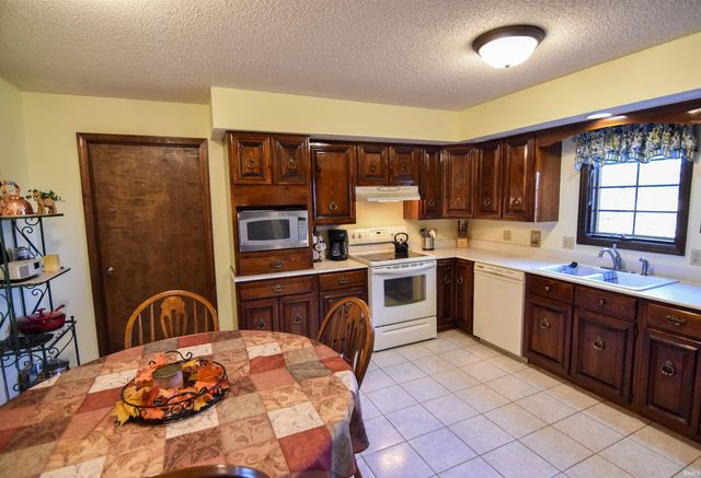 11088 S Owensville Road, Haubstadt, IN 47639