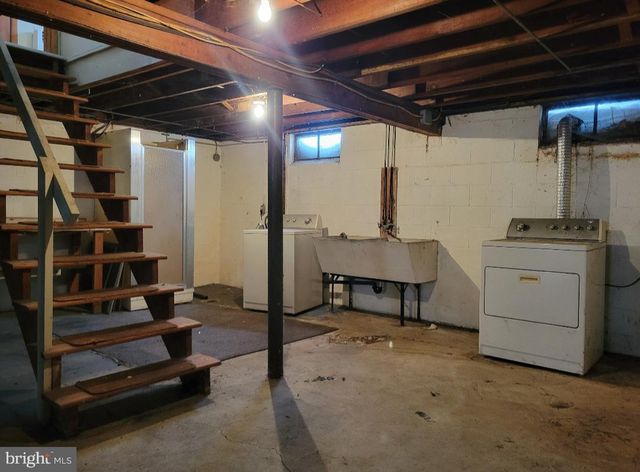 15 W GOVERNOR RD, Hershey, PA 17033