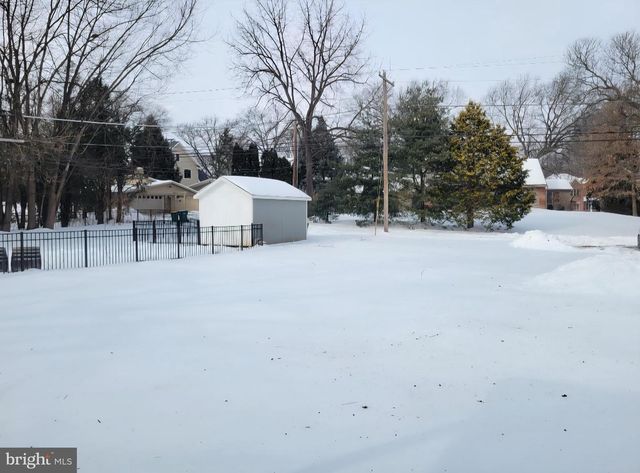 15 W GOVERNOR RD, Hershey, PA 17033