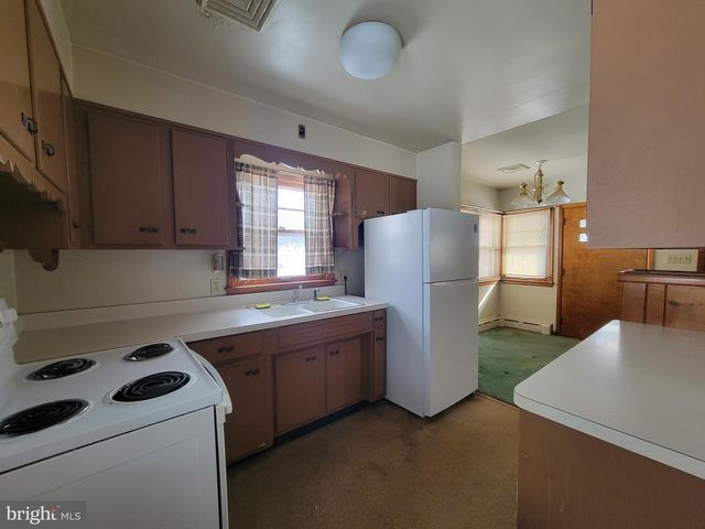 15 W GOVERNOR RD, Hershey, PA 17033