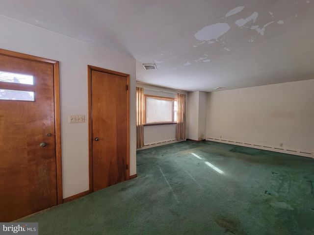 15 W GOVERNOR RD, Hershey, PA 17033