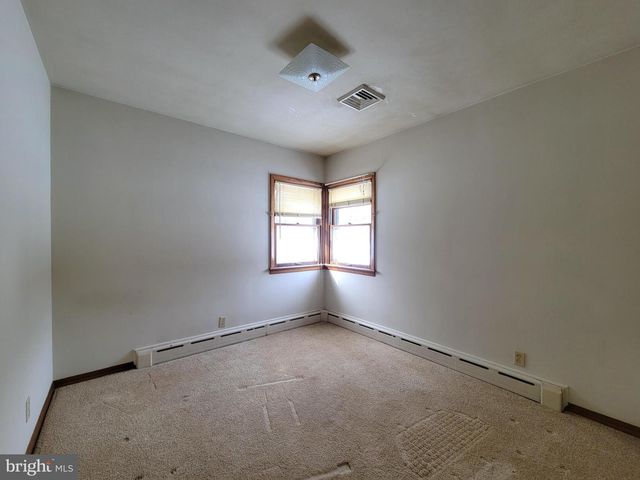 15 W GOVERNOR RD, Hershey, PA 17033