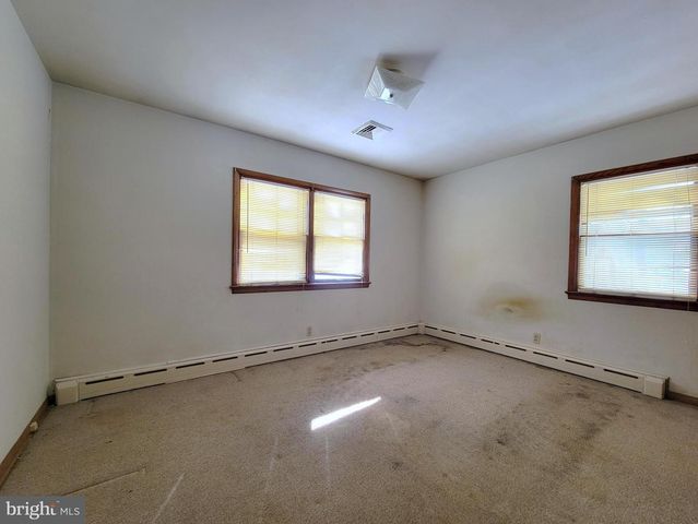 15 W GOVERNOR RD, Hershey, PA 17033