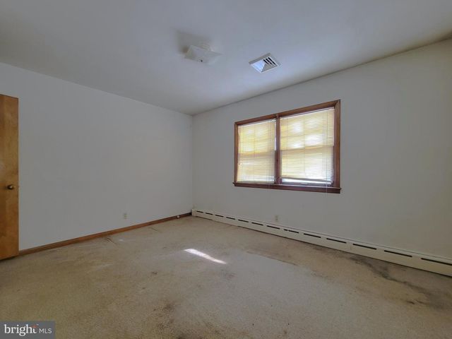 15 W GOVERNOR RD, Hershey, PA 17033