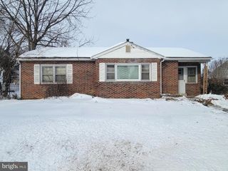 15 W GOVERNOR RD, Hershey, PA 17033