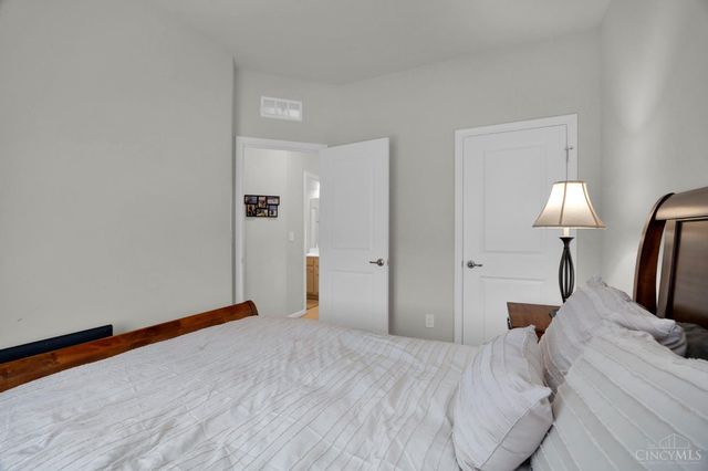 34 Wentworth Lane, Deer Park, OH 45236