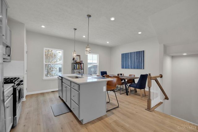 34 Wentworth Lane, Deer Park, OH 45236