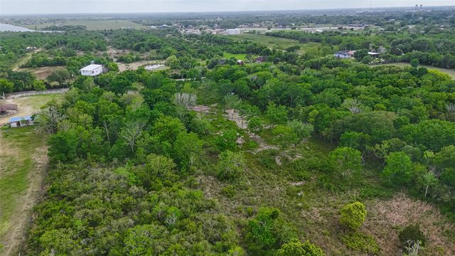 7600 Hacker Road, Hitchcock, TX 77563