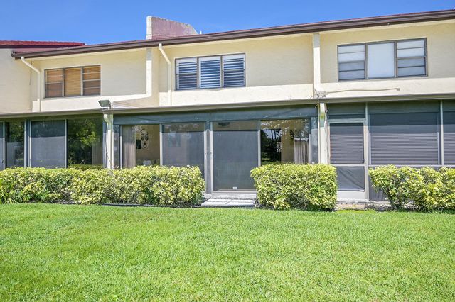 21207 Lago Circle, Boca Raton, FL 33433