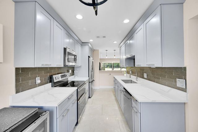 21207 Lago Circle, Boca Raton, FL 33433