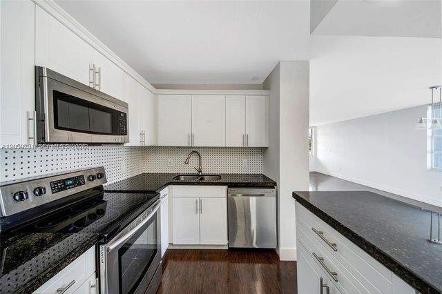 2016 Bay Dr 304, Miami Beach, FL 33141