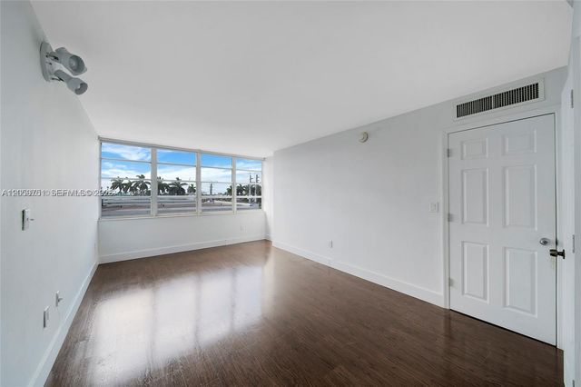 2016 Bay Dr 304, Miami Beach, FL 33141