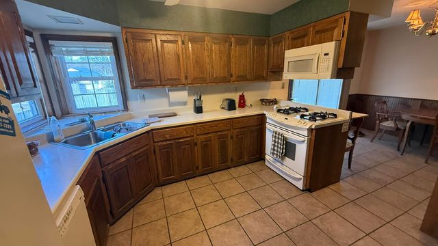 1916 C St NE, Miami, OK 74354