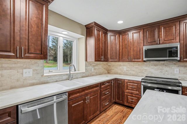 1742 NE 12th Street, Hickory, NC 28601