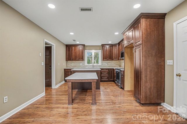 1742 NE 12th Street, Hickory, NC 28601