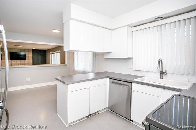 27021 Nantucket Court, Southfield, MI 48076