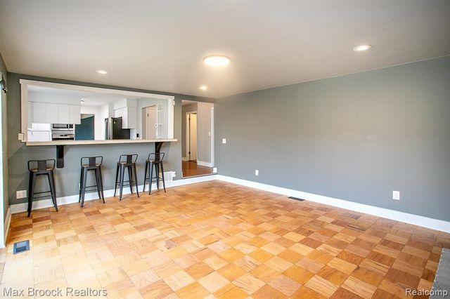 27021 Nantucket Court, Southfield, MI 48076