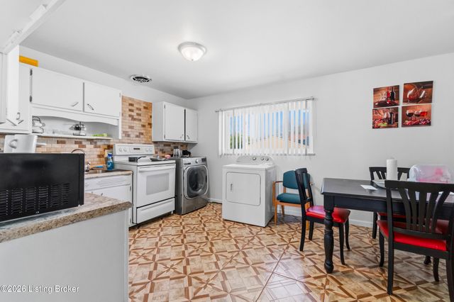 5200 Robinwood Rd, Louisville, KY 40218