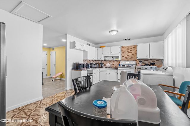 5200 Robinwood Rd, Louisville, KY 40218