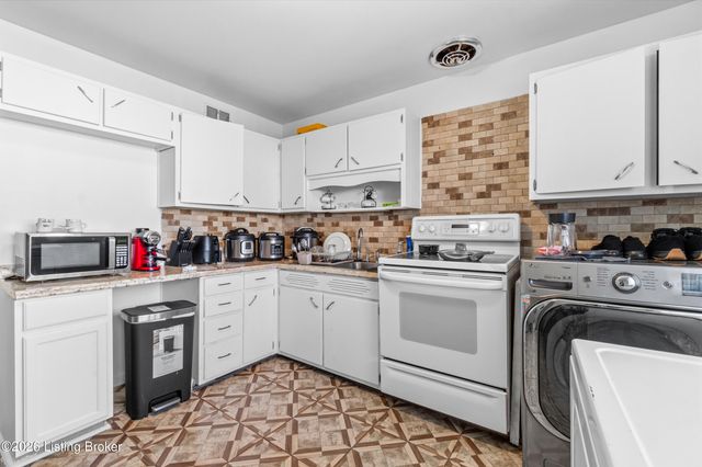 5200 Robinwood Rd, Louisville, KY 40218