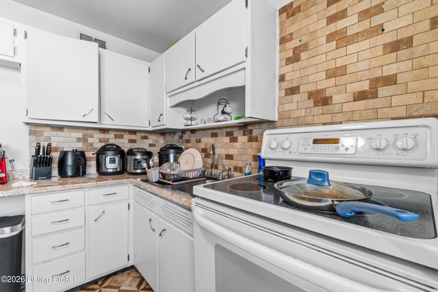 5200 Robinwood Rd, Louisville, KY 40218