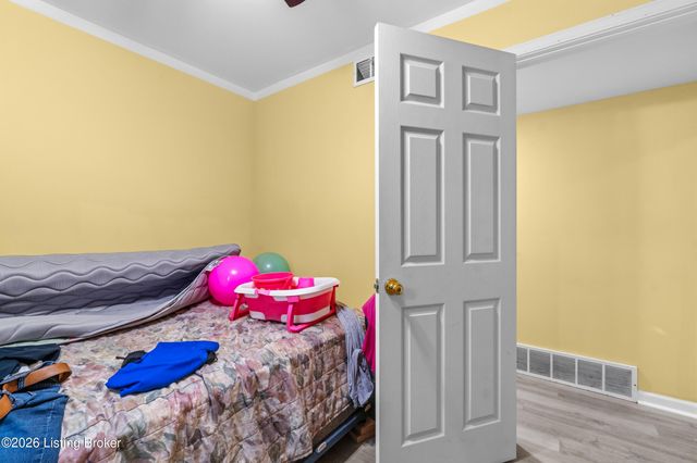 5200 Robinwood Rd, Louisville, KY 40218