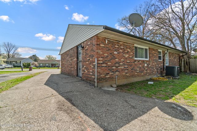 5200 Robinwood Rd, Louisville, KY 40218