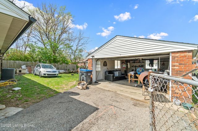 5200 Robinwood Rd, Louisville, KY 40218