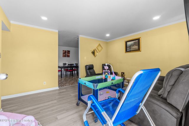 5200 Robinwood Rd, Louisville, KY 40218