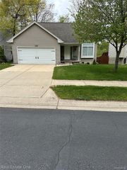 1429 Sherwood Forest Court, Waterford Charter Township, MI 48327