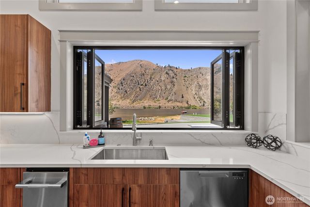 11 W Rocky Road, Orondo, WA 98843