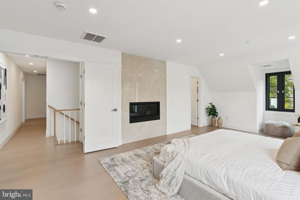 Image 21 of property listing at 3 ALDEN LN, Chevy Chase, MD 20815