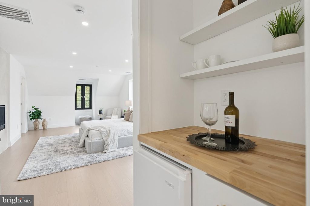 Image 22 of property listing at 3 ALDEN LN, Chevy Chase, MD 20815