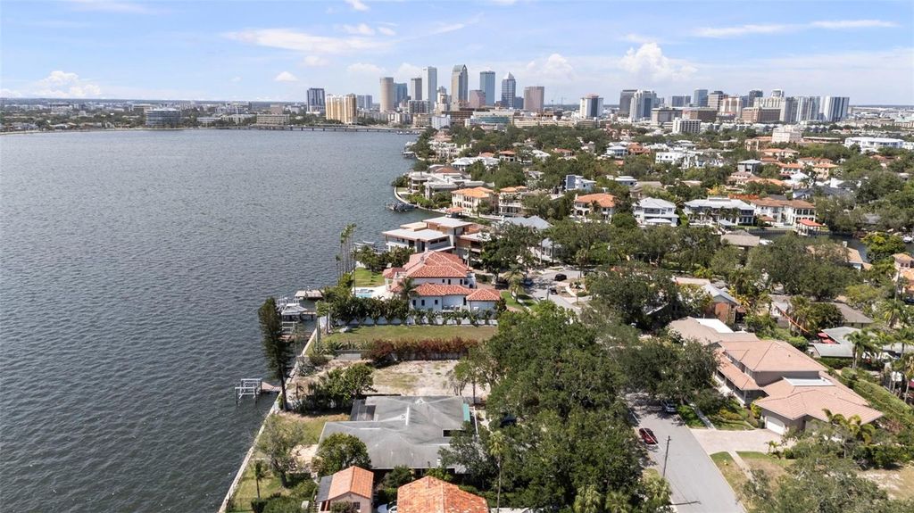 Image 16 of property listing at 214 BLANCA AVENUE, Tampa, FL 33606